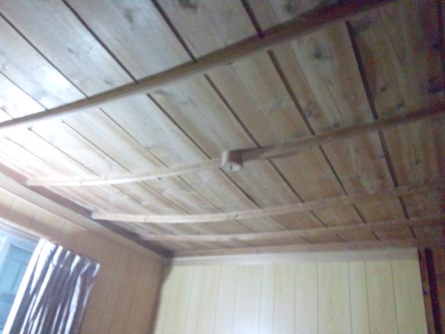 垂れ下がった天井